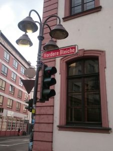 Straßenschild der neuen "Vorderen Bleiche" (Quelle: Merkurpisst/Teresa Zepp/Fabian Schneider)
